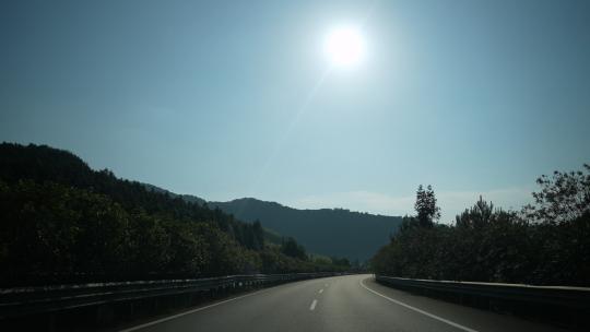 阳光公路行驶沿途风景风光高速公路第一视角