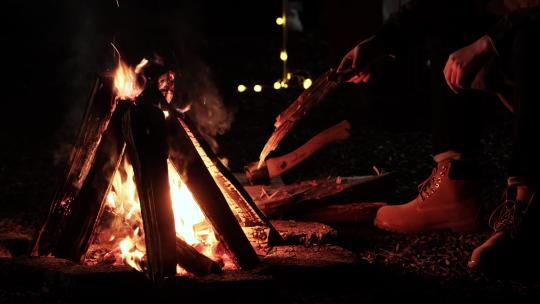 一家人户外露营坐在篝火旁取暖视频素材模板下载