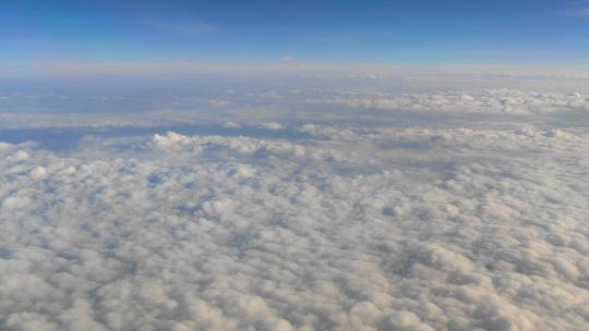 飞机窗外重庆上空云海风光