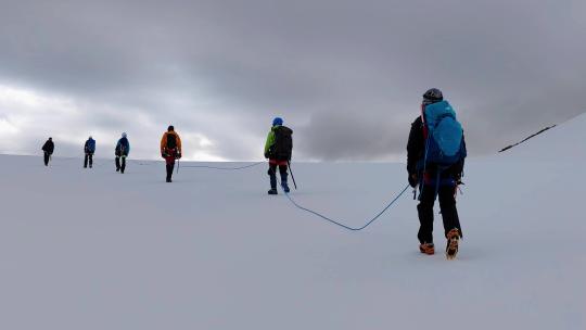 攀登沙鲁里山脉尼登贡嘎雪山冰川上的登山者
