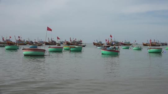 越南渔村停泊的渔船
