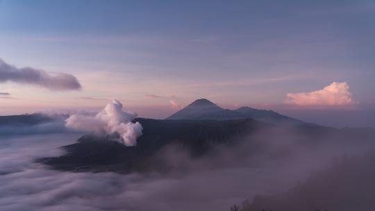 印尼布罗莫火山日出延时云雾缭绕