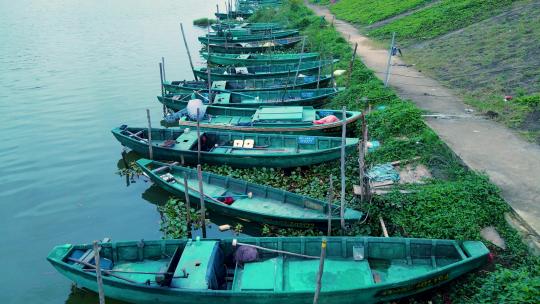 海南省万宁市河道两边停靠的渔船