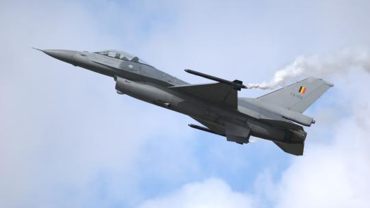 4K稳定：法国Avord航展比利时F-16战斗机高清在线视频素材下载