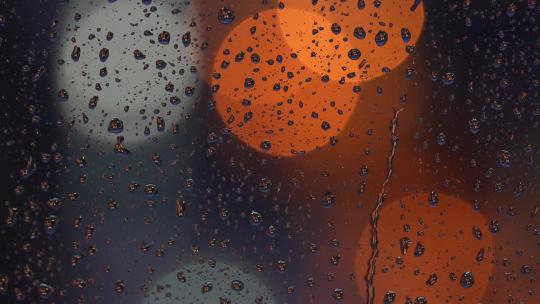 雨夜窗户玻璃上的雨滴特写虚化光斑7
