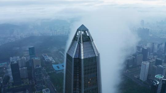 深圳平安大厦平流雾环绕