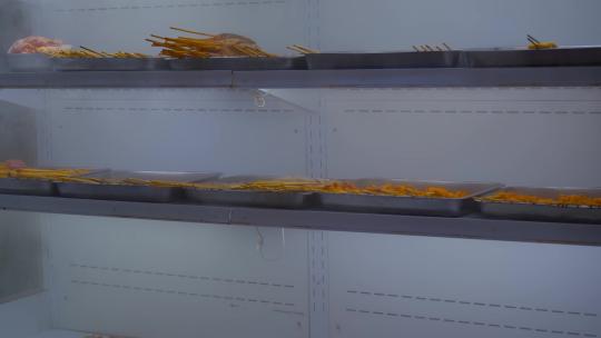 冰库冷库冰箱里的生肉烤串