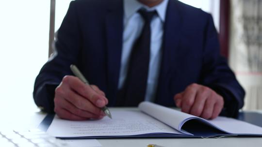 客户用钢笔在合同落款签名