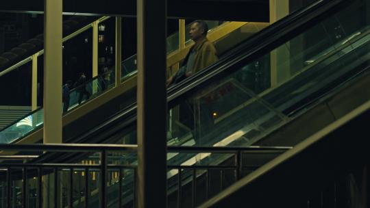 地铁站天梯行人夜景视频素材模板下载
