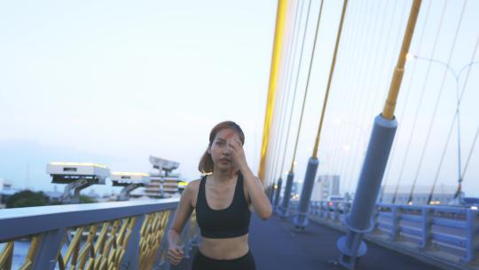 在桥上奔跑的女人