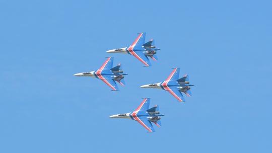 稳定：兰卡威俄罗斯勇士苏-35战机飞行表演