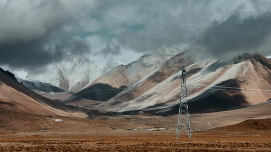 西藏旅游风光云雾笼罩冈底斯山脉近景视频素材模板下载