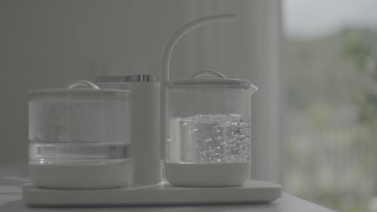 厨房里有水沸腾的透明水壶。沸水过程