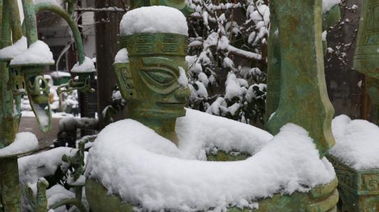 雪景中的仿制三星堆“青铜神像”高清在线视频素材下载