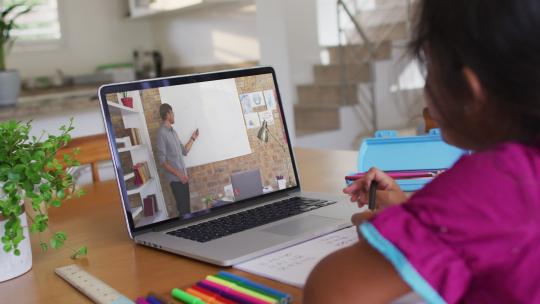 非裔美国女孩在家里用笔记本电脑和男老师视频通话时做作业视频素材模板下载