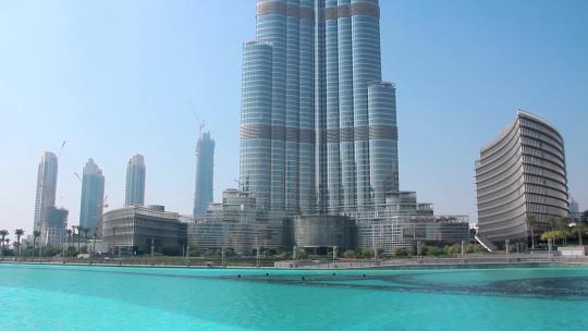 哈利法塔在落成前被称为迪拜塔，是阿拉伯联合酋长国迪拜的一座摩天大楼，目前是世界上最高的建筑，829.84 m（2723英尺）。该项目的总成本约为15亿美元