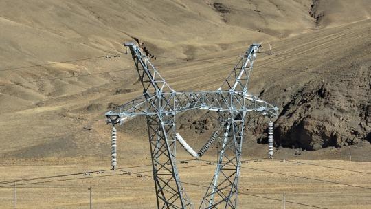 西藏超高压电力输送电塔航拍