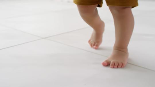 光脚婴儿在地板上学习走路！