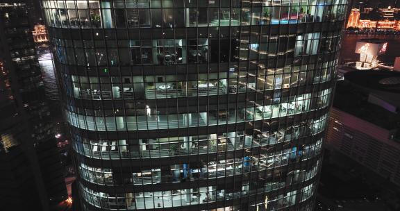 上海陆家嘴写字楼晚上开灯加班的办公室