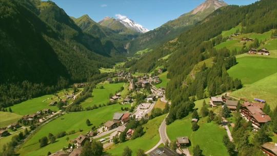 阿尔卑斯山风景如画的海利根布鲁特村