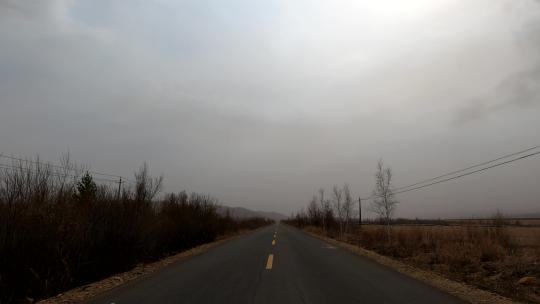 内蒙古边塞乡村公路沙尘暴景观