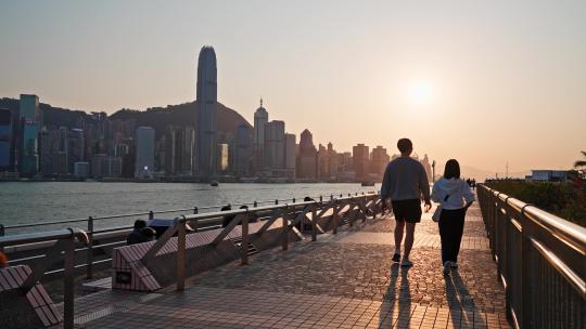 香港维多利亚港落日散步的人
