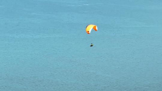 航拍海洋上的极限运动飞翔滑翔伞