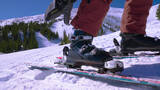 做好滑雪运动准备的年轻人高清在线视频素材下载