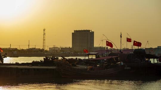 码头岸边渔船日落