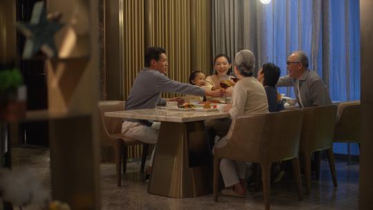 4K Log 一家人吃晚餐视频素材模板下载