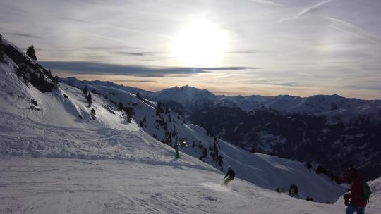 阿尔卑斯山的单板滑雪。奥地利迈尔霍芬的单板滑雪