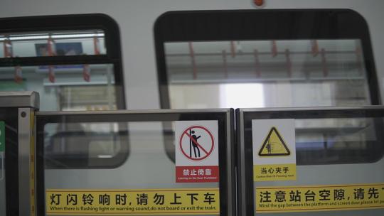 重庆轻轨地铁列车开车大溪沟站轻轨站视频素材模板下载