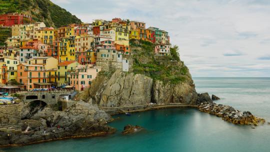意大利美丽而风景优美的海滨村庄马纳罗拉的时光流逝。