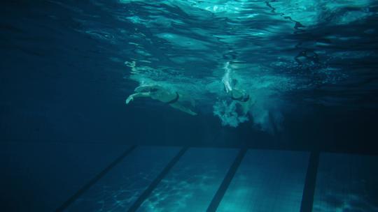 游泳运动员在泳池游泳的特写