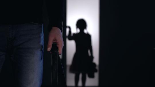 家庭暴力小女孩逃跑视频素材模板下载