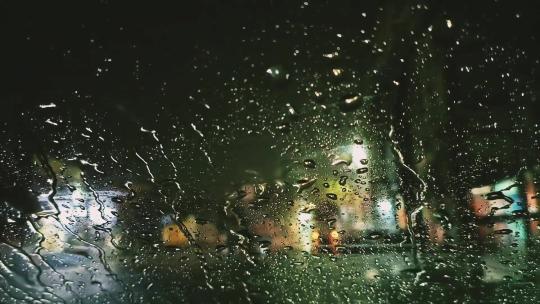 玻璃窗上的雨滴  雨夜  暴雨 下雨的夜晚
