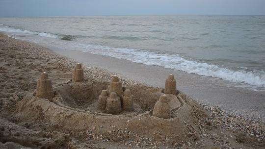 海边用沙子堆起来的城堡