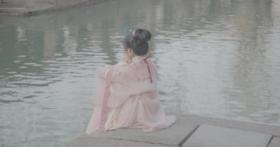 古代女子河边思恋亲人背影8K原视频Log2
