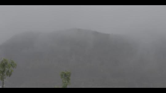 雨后云雾缭绕的山