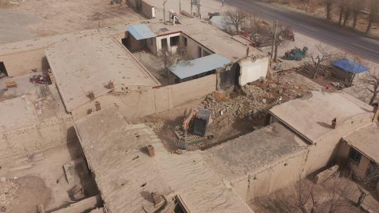 农村挖掘机拆除房屋视频素材模板下载