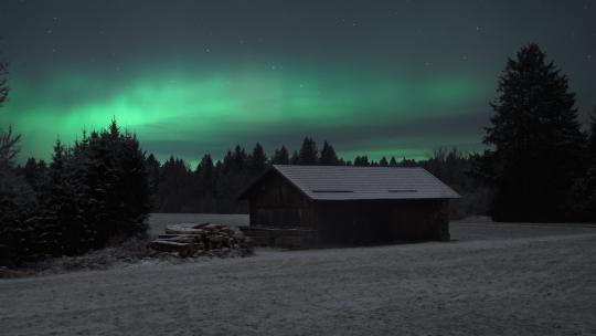 森林小屋上空的北极光4K