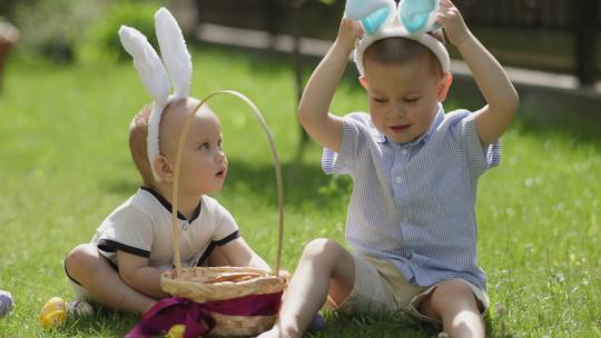 两个弟弟妹妹在玩复活节彩蛋