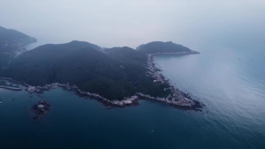 雨雾下的海岛海岸线航拍