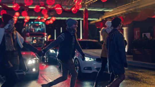 春节新年家人欢聚庆祝团圆朋友聚会幸福美满