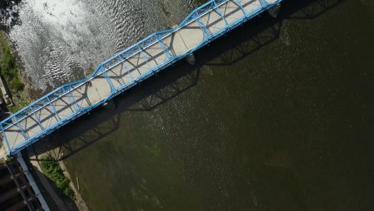 密歇根州大急流城市中心蓝桥的鸟瞰景观