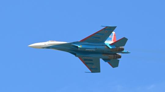 稳定：兰卡威俄罗斯勇士苏-35战机飞行表演