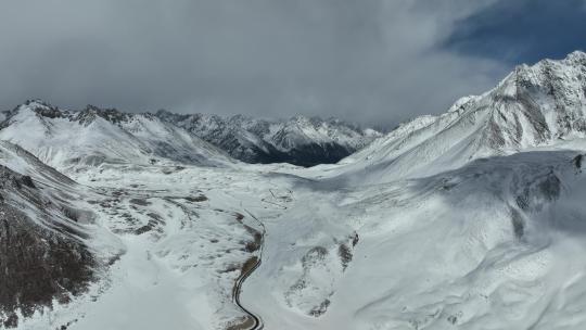 西藏德姆拉山纯净雪山航拍空镜
