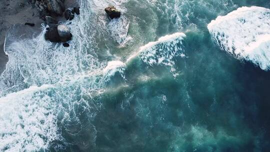 无人机拍摄的巨浪冲向海岸