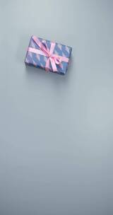 用粉色丝带包装的礼物竖屏