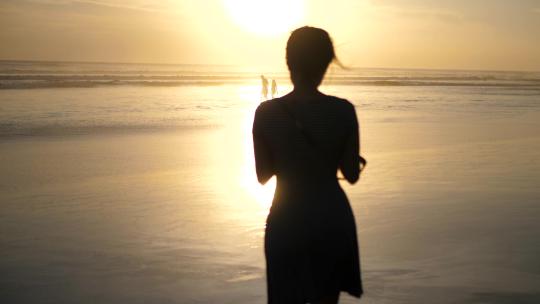 一名年轻女子在海滩上拍照